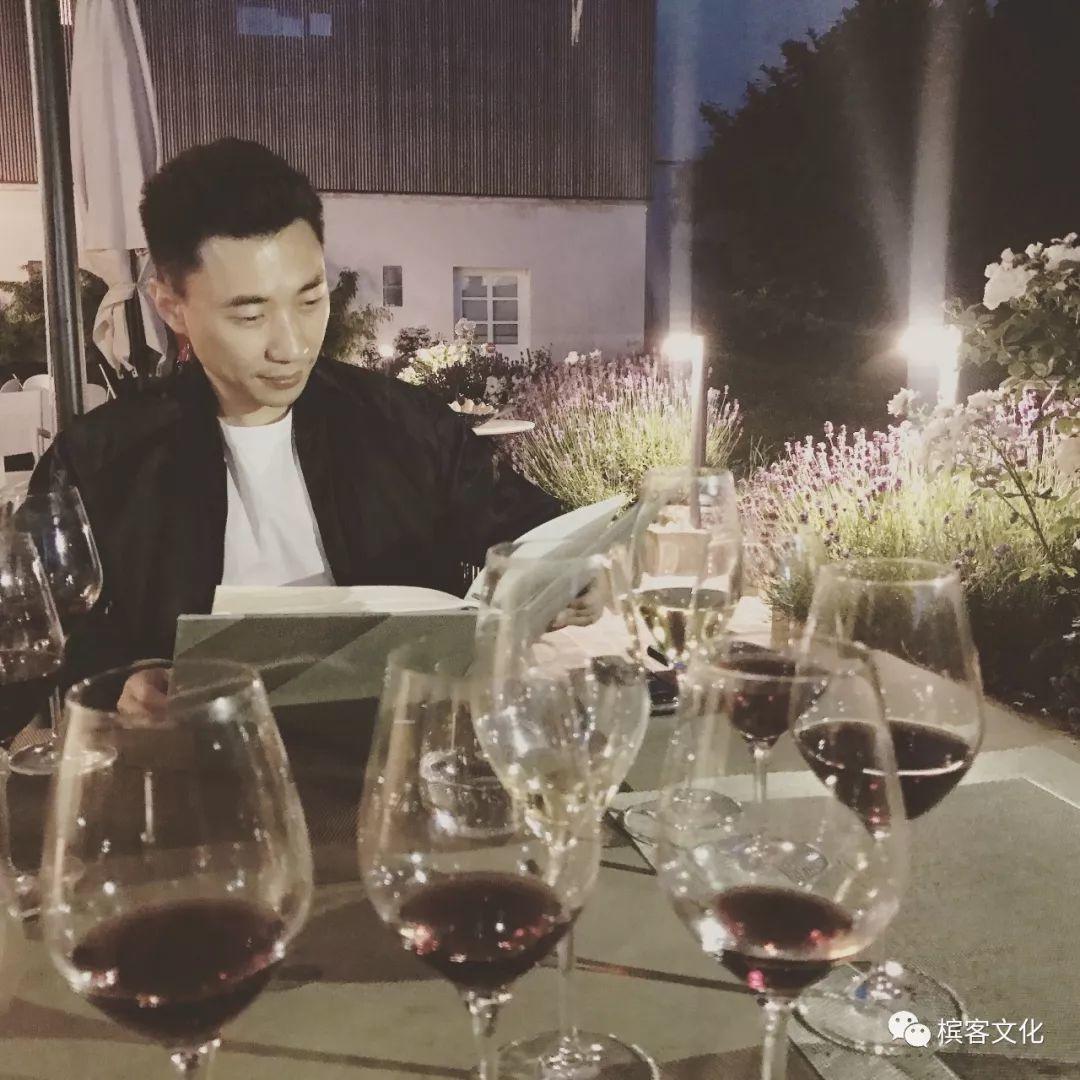 方丈大哥：就像饺子要配醋，开心的时候必须要来点香槟