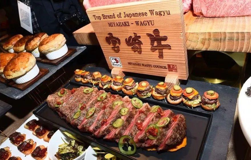 直击奥斯卡颁奖晚宴：12000杯香槟组成的狂欢！