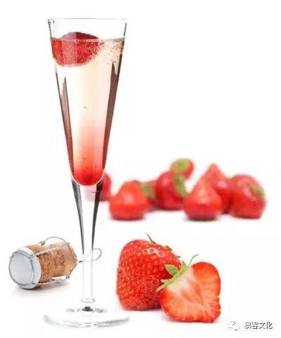 听说喝香槟要加草莓才够味？