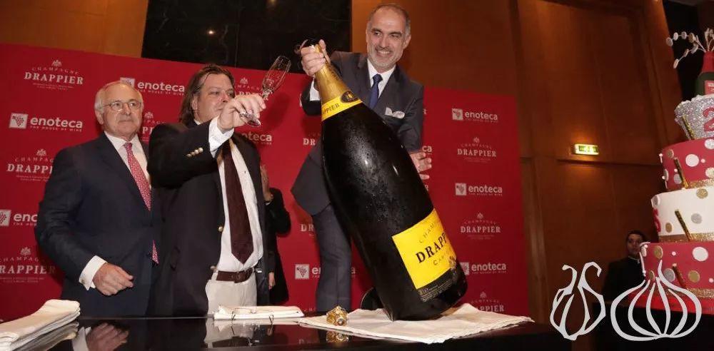 如何正确打开一支超大瓶的香槟？