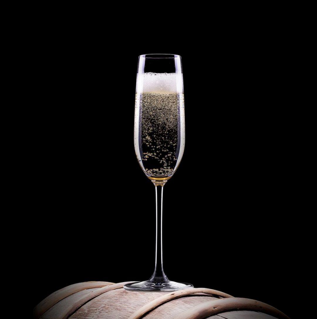 开年香槟知识 | 为什么用玻璃杯喝香槟才是不败王道？