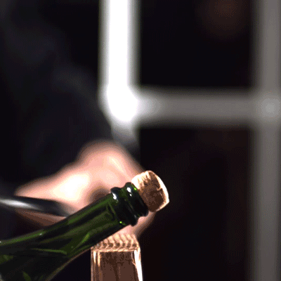 如何正确打开一支超大瓶的香槟？