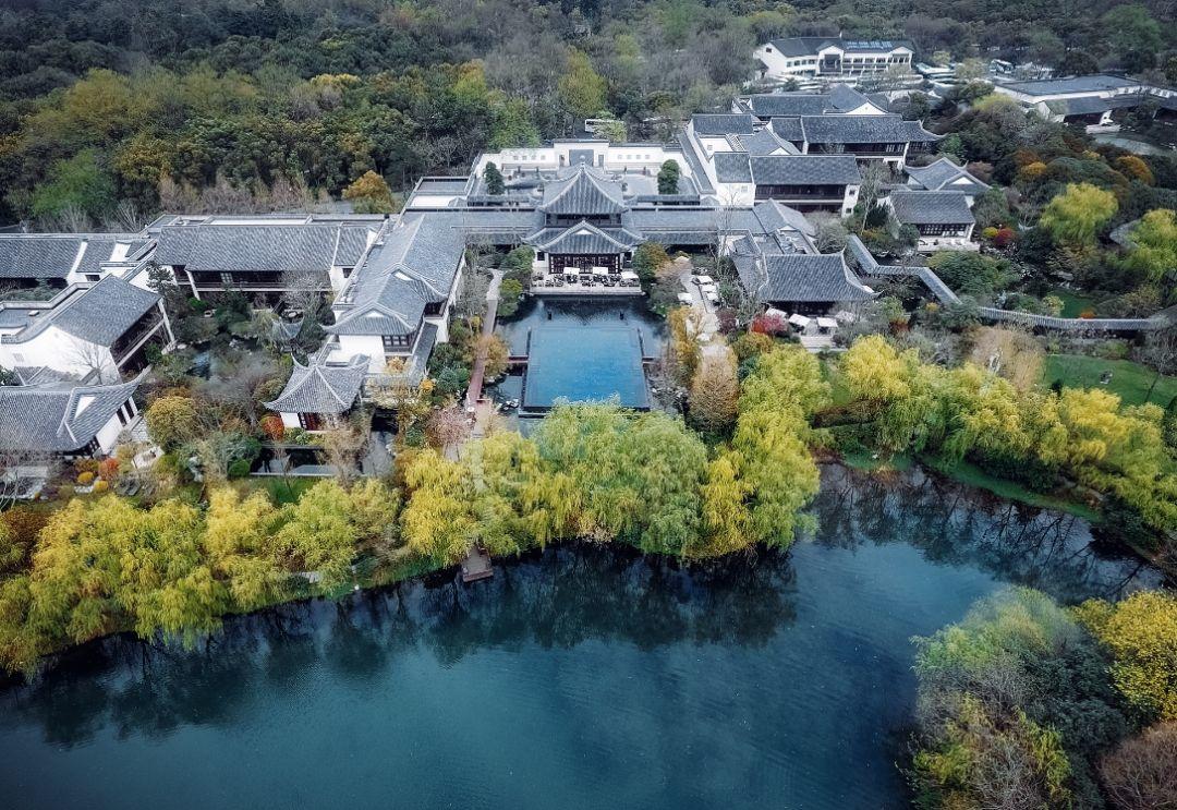 杭州西子湖四季：喝着最佳酒单上的香槟，泛舟西湖上的江南