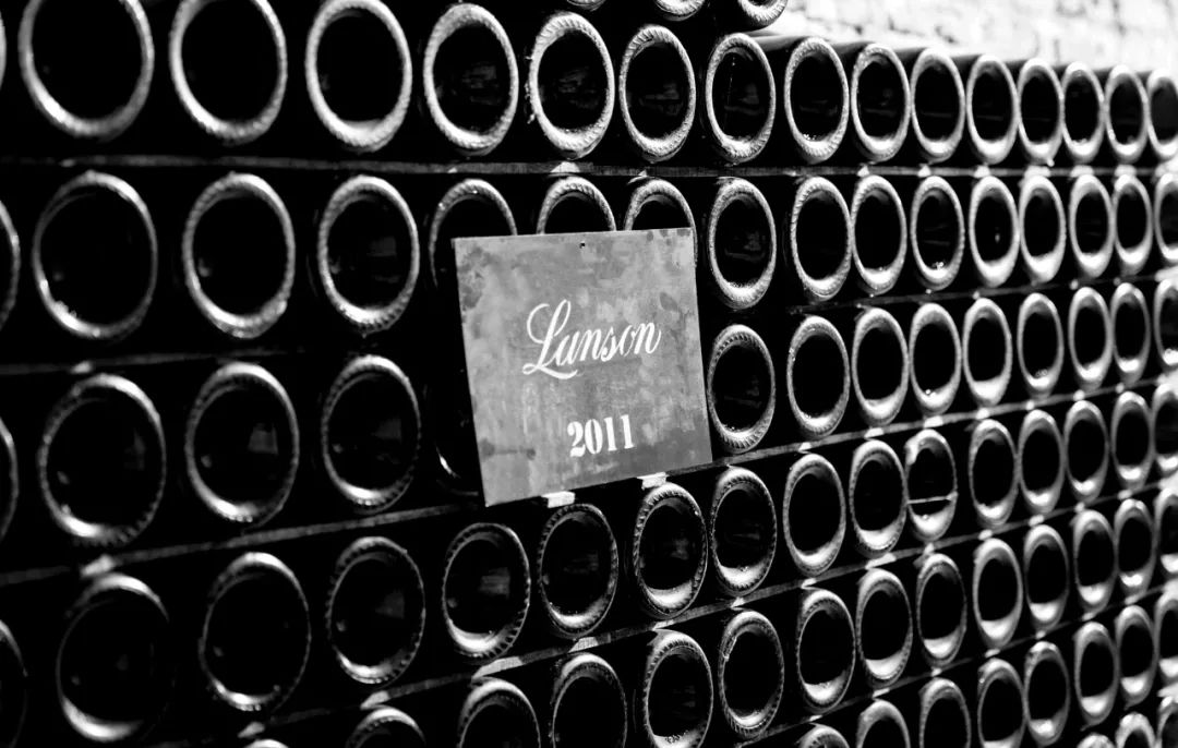 香槟新闻 | 沙龙贝尔限量版黑中白、法国侍酒师比赛在兰斯举行、独立酒农线上展会