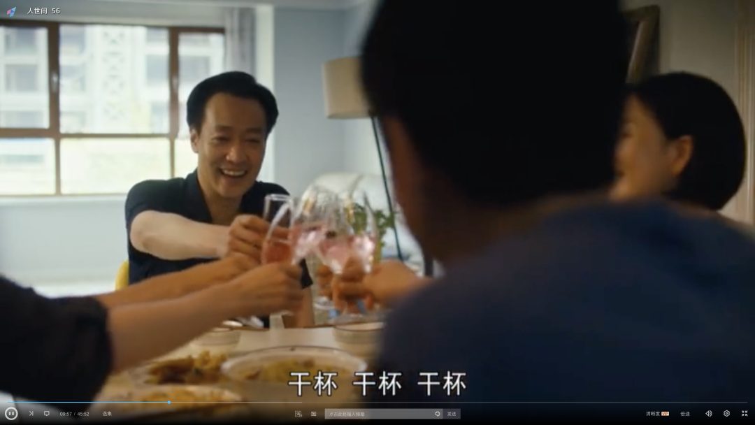 既然无法出门,就在家里喝香槟看电影吧 既然无法出门,就在家里喝香槟看电影吧