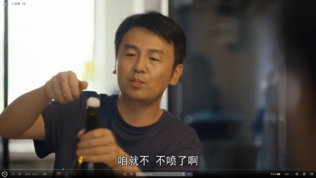 既然无法出门,就在家里喝香槟看电影吧 既然无法出门,就在家里喝香槟看电影吧